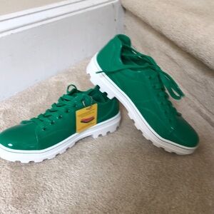 NWT Sketchers size 8 1/2